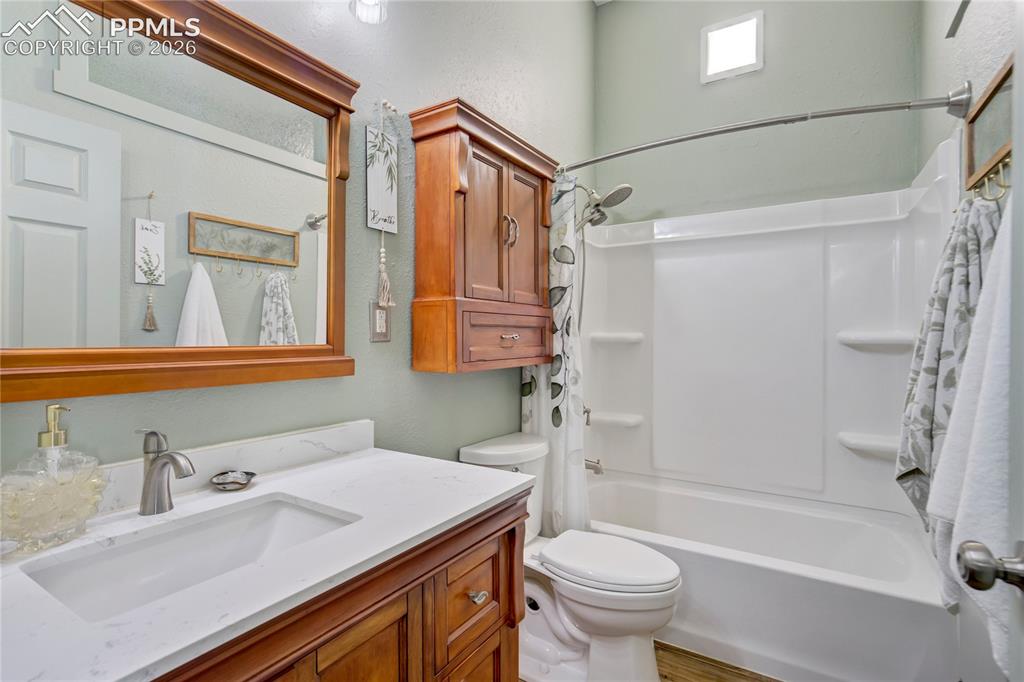 Image 20 of 50: Full bathroom on main level