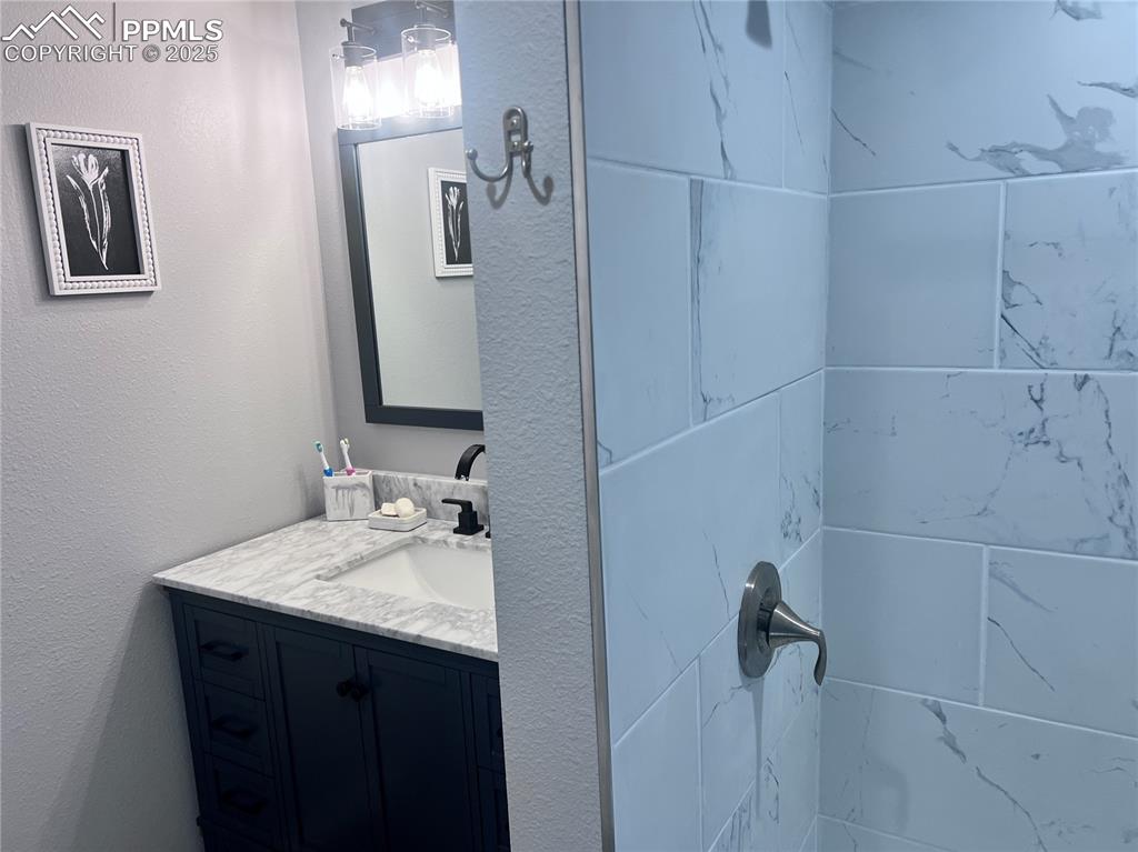 Image 8 of 30: Bathroom