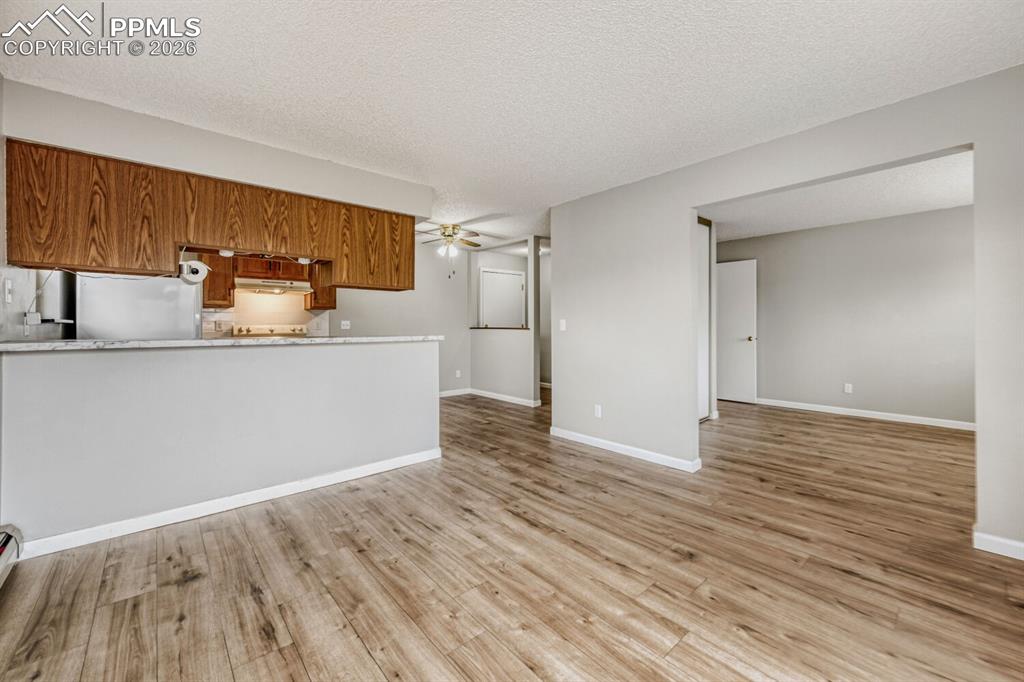 Image 10 of 32: Open and bright living spaces