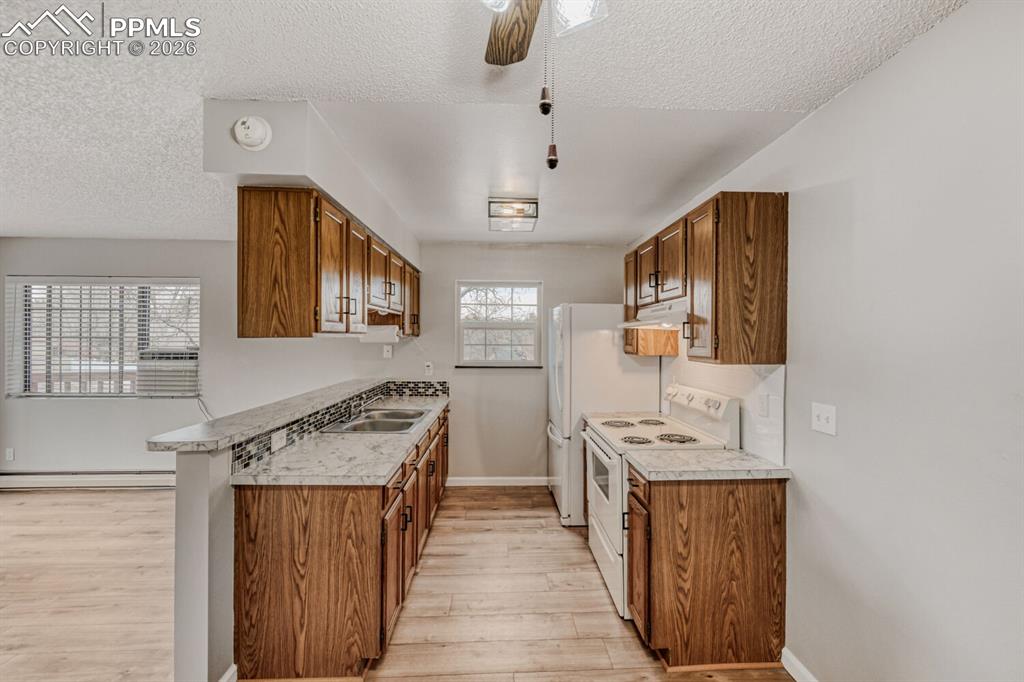 Image 16 of 32: Generous eating area