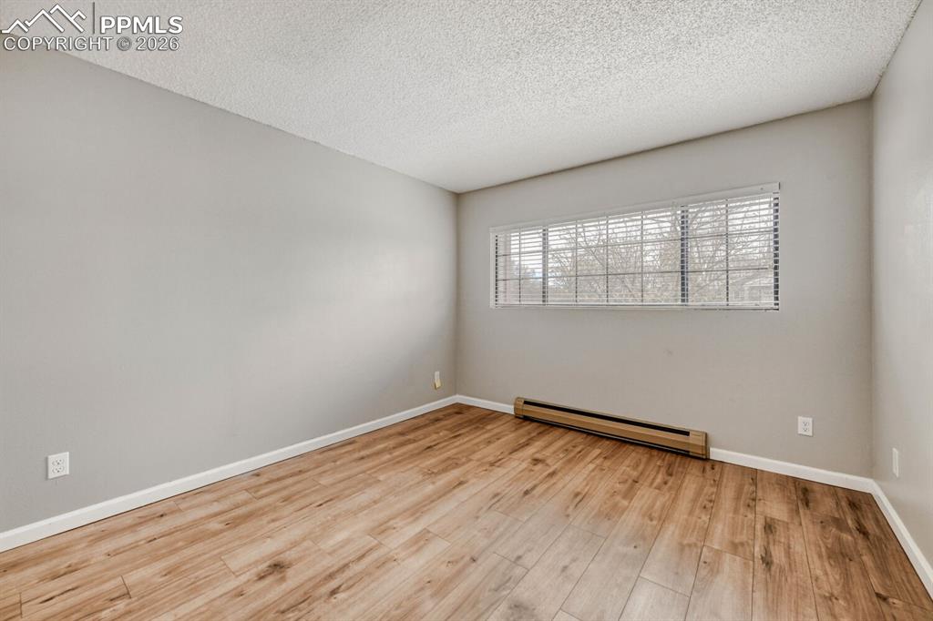 Image 21 of 32: Lots of light and space for furniture