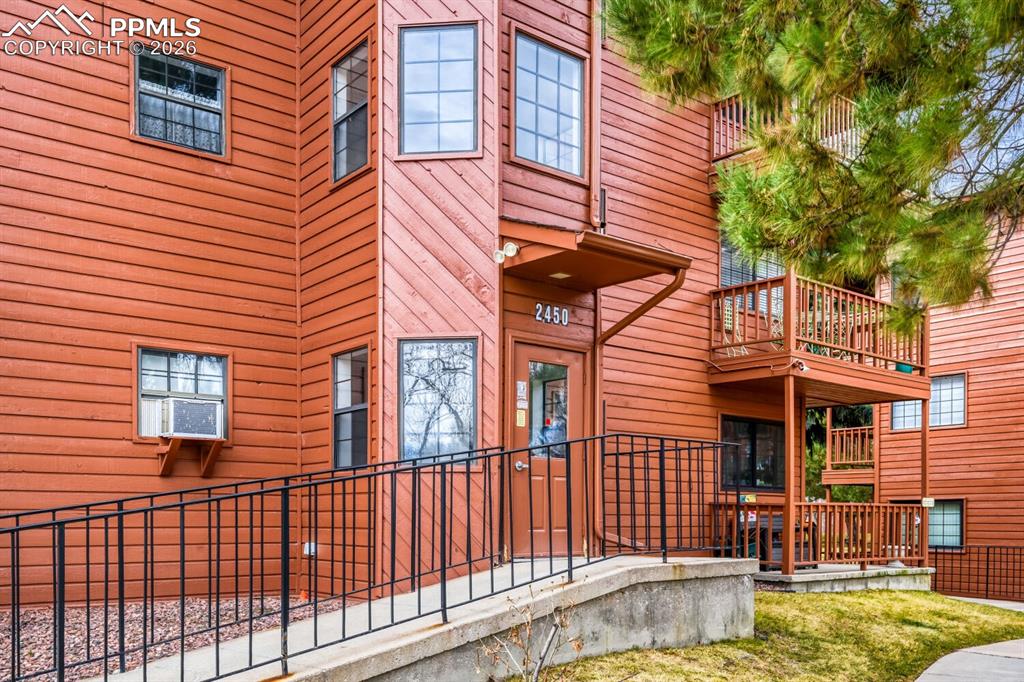 Image 25 of 32: Entry