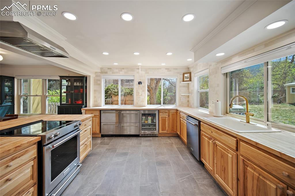 Image 14 of 50: Expansive counter tops and tons of cabinets. kitchen: under-counter chef st