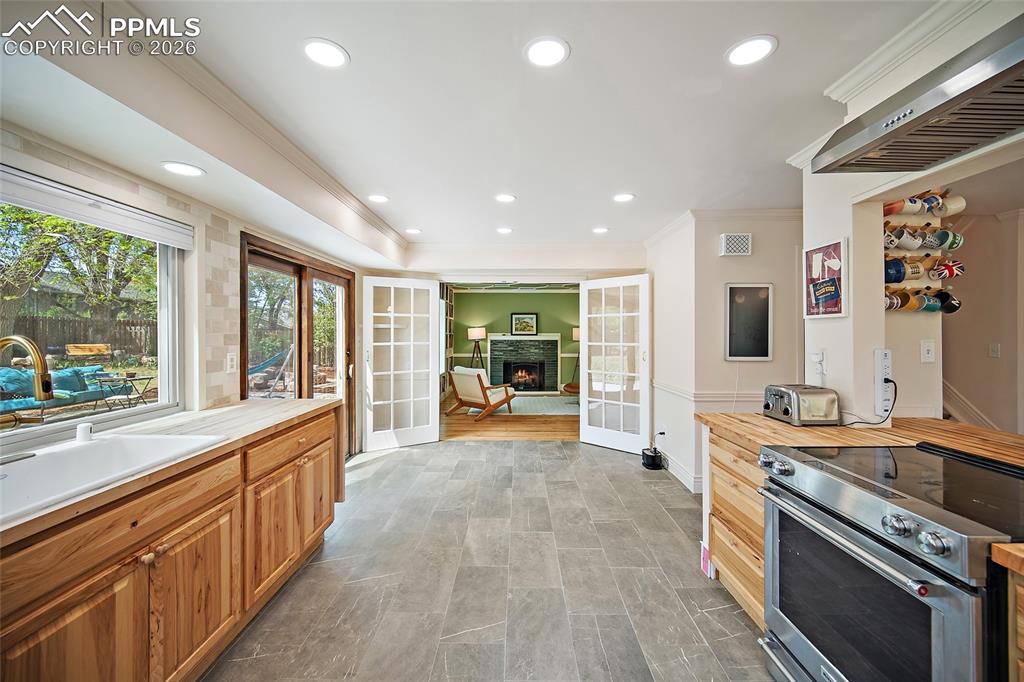 Image 17 of 50: HELLO GORGEOUS!