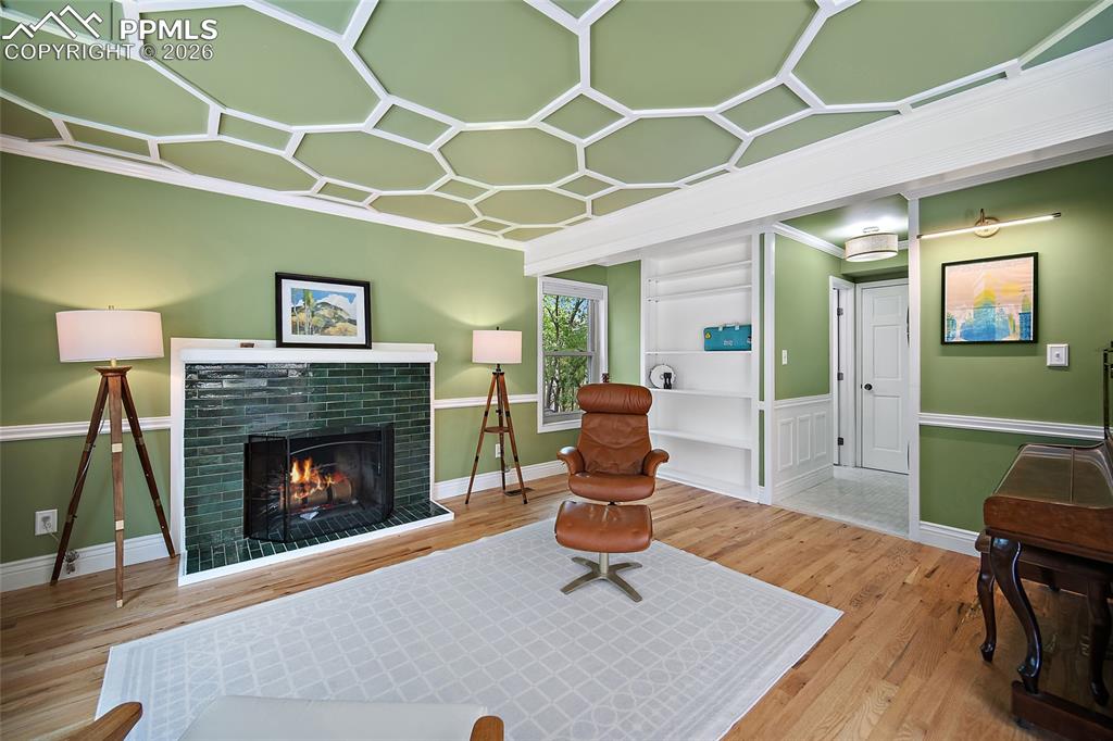 Image 18 of 50: Den/ sitting room: unique ceiling molding inspired by English country home.