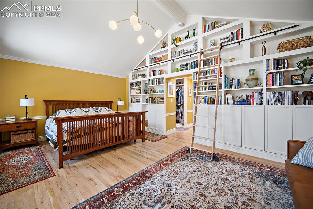 Image 26 of 50: Huge room that offers plenty of room for your kind bed and 2 side table. Lo