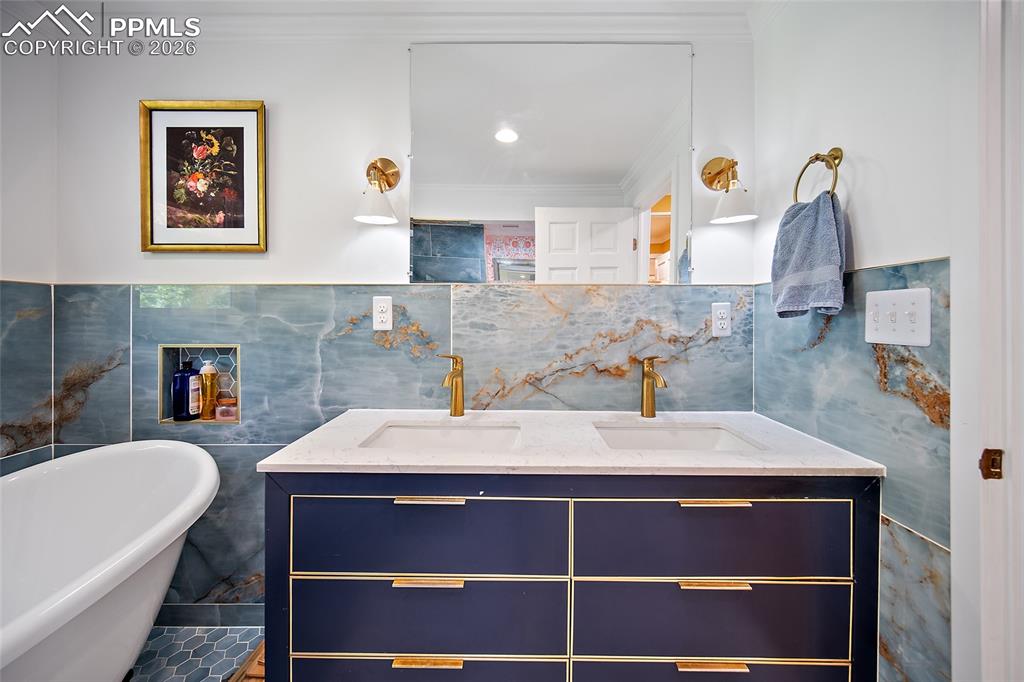 Image 32 of 50: Double sinks. 