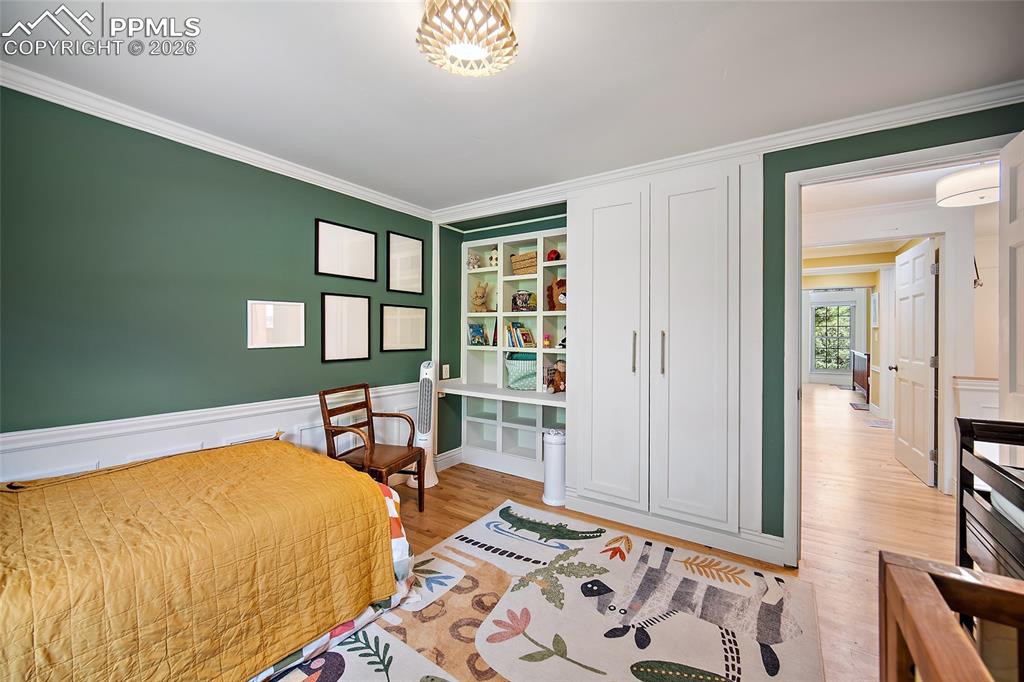 Image 35 of 50: Bedroom