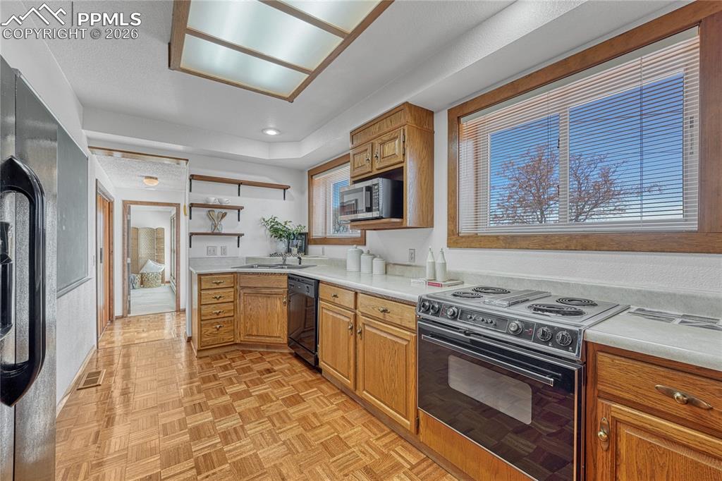 Image 15 of 35: Kitchen