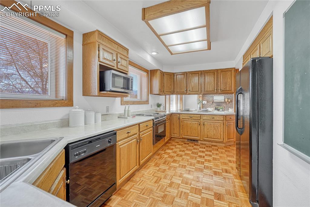 Image 16 of 35: Kitchen