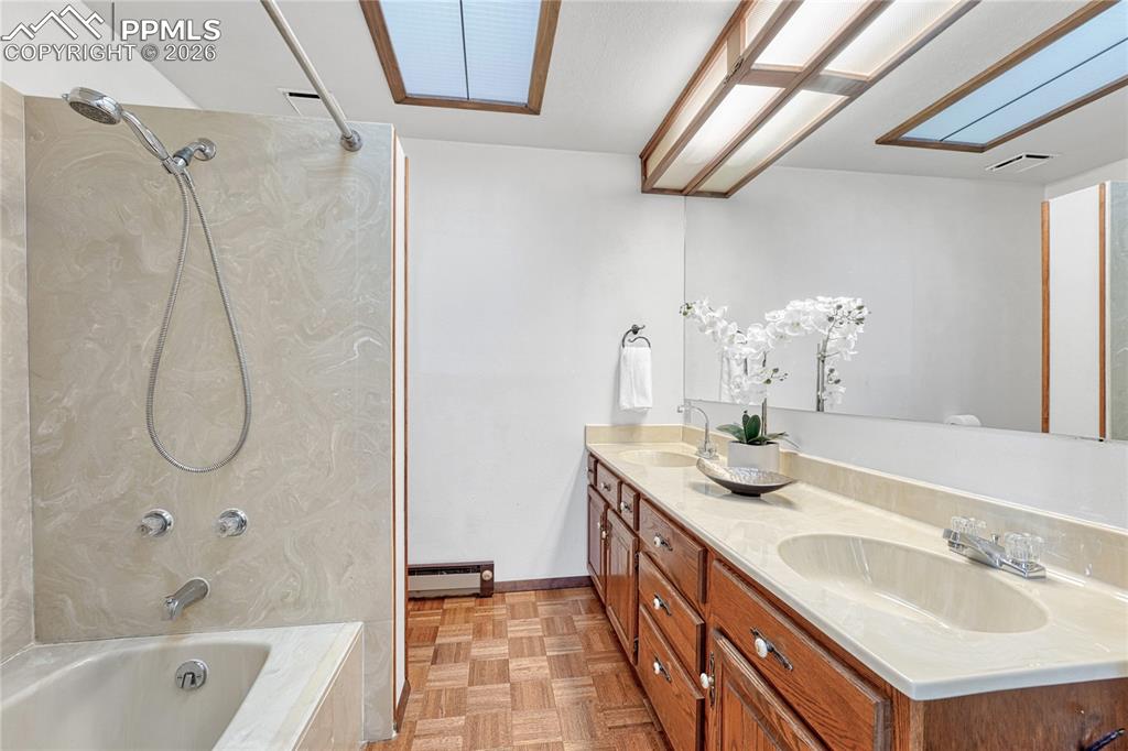 Image 21 of 35: Bathroom