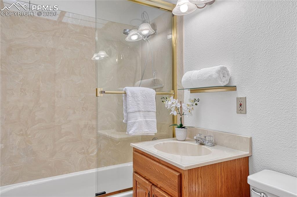 Image 25 of 35: Bathroom