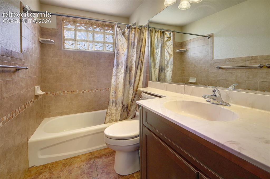 Image 16 of 40: Bathroom