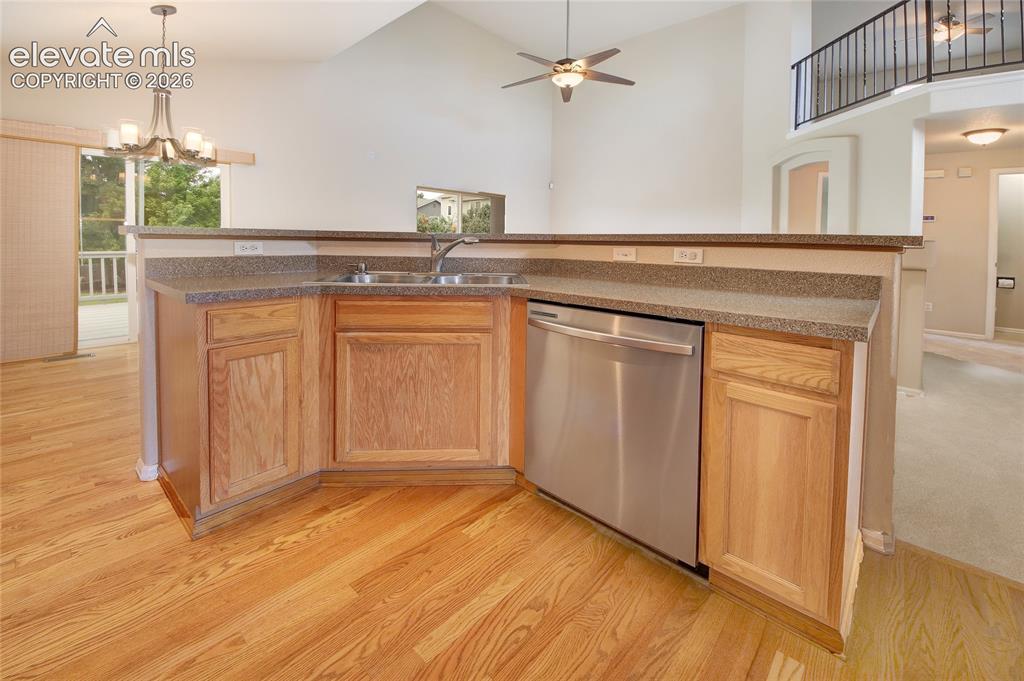 Image 4 of 40: Kitchen