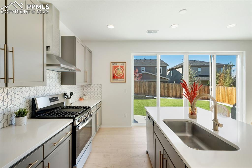 Image 21 of 38: Kitchen