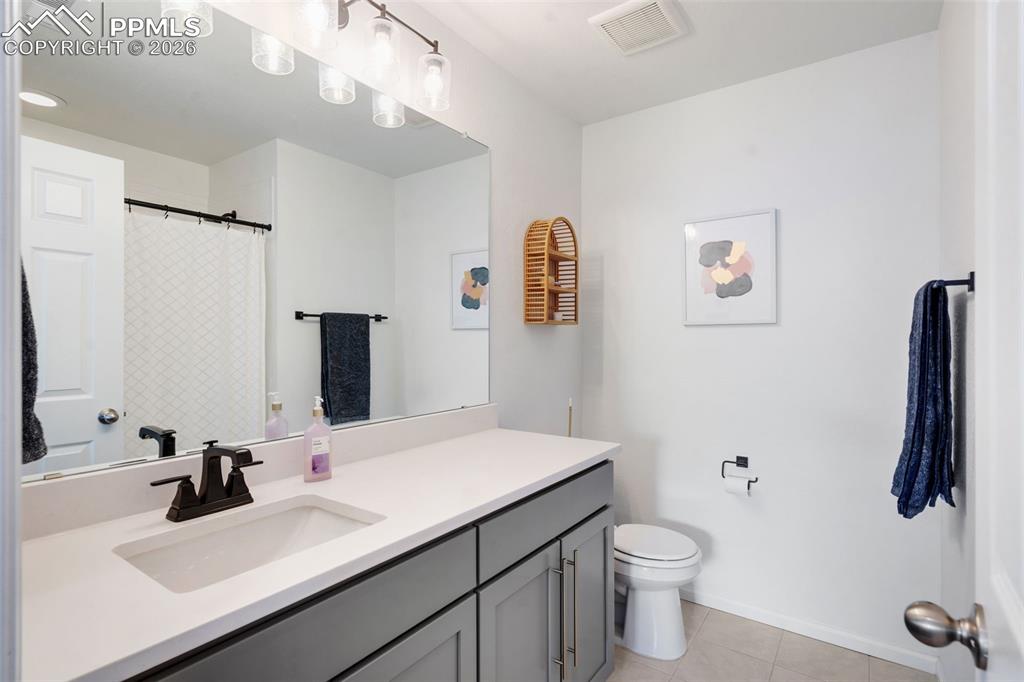 Image 27 of 38: Bathroom