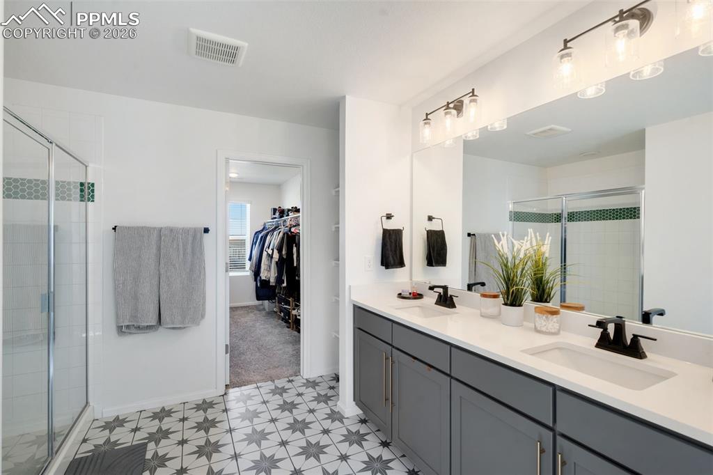 Image 33 of 38: Bathroom