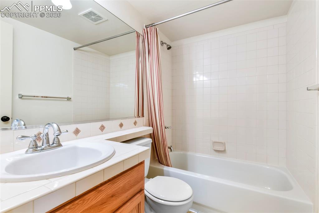 Image 17 of 50: Bathroom