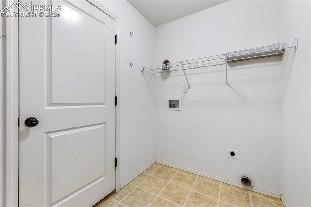 Image 18 of 50: Laundry