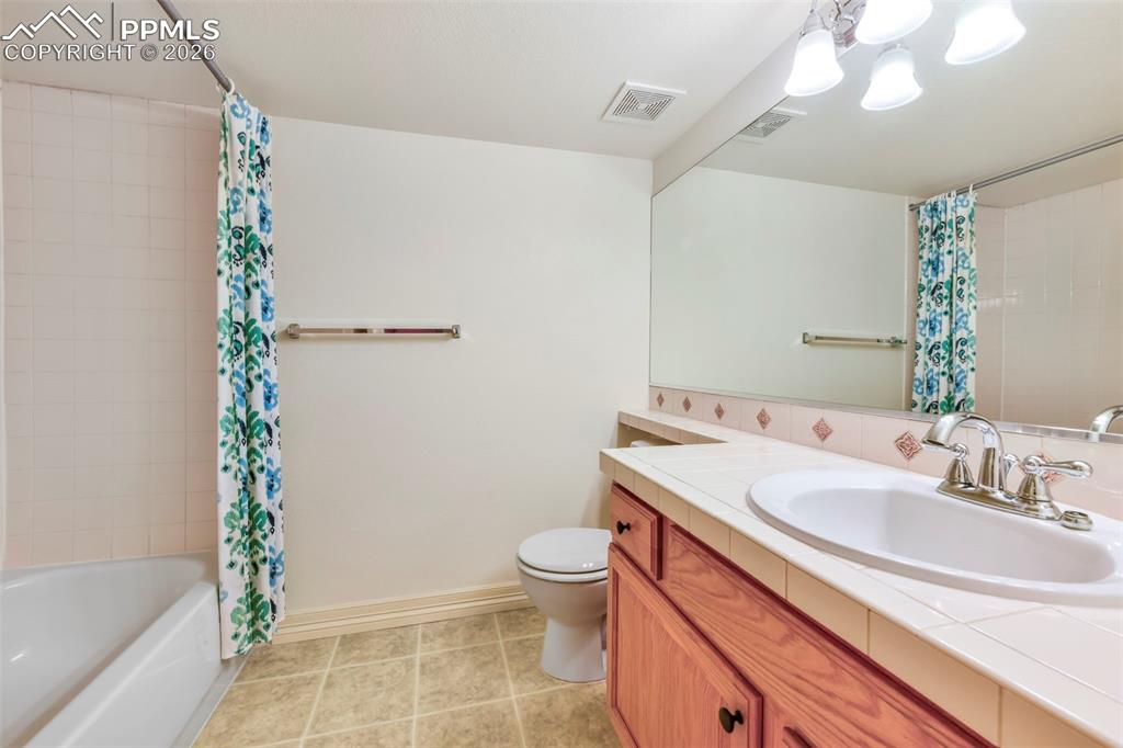 Image 23 of 50: Bathroom