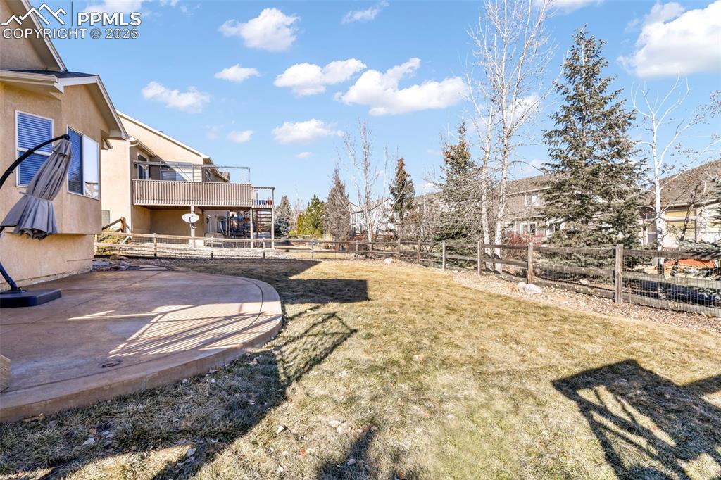 Image 28 of 50: Yard