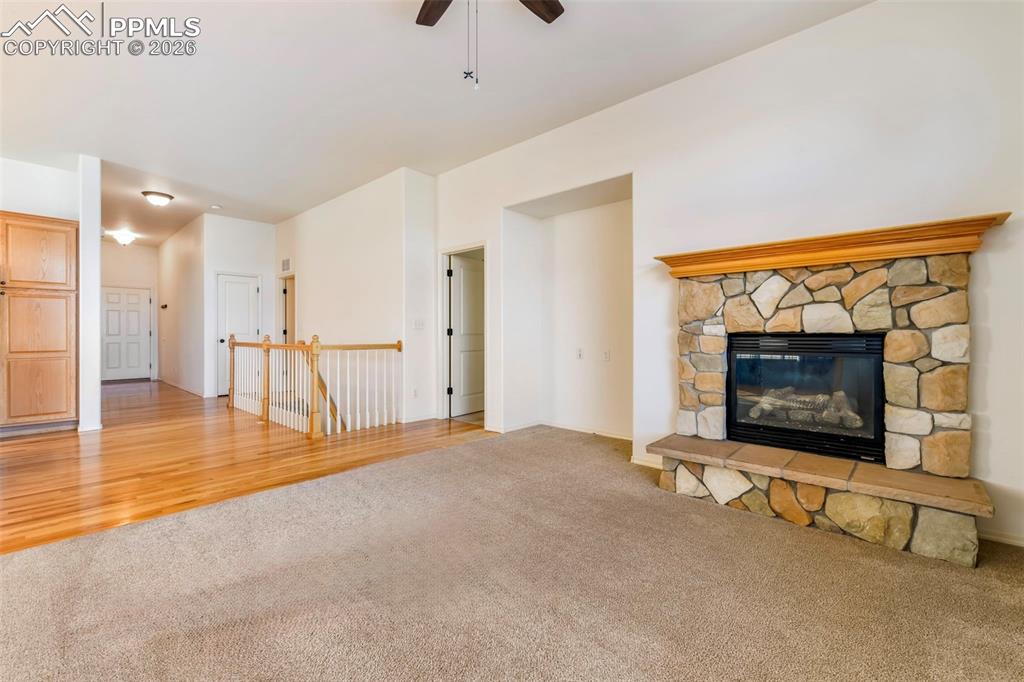 Image 8 of 50: Living Room