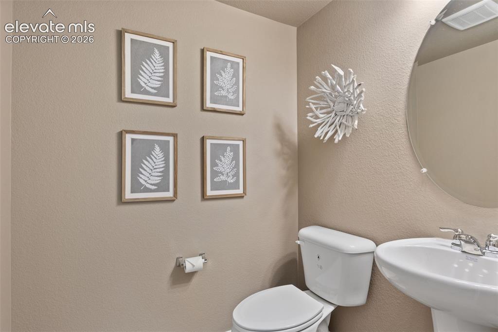 Image 34 of 34: Bathroom