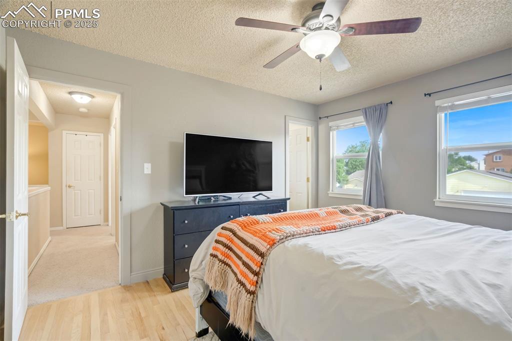 Image 18 of 29: Bedroom