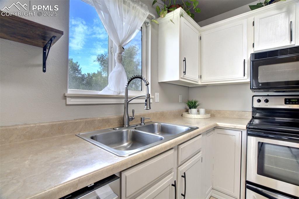 Image 7 of 29: Kitchen