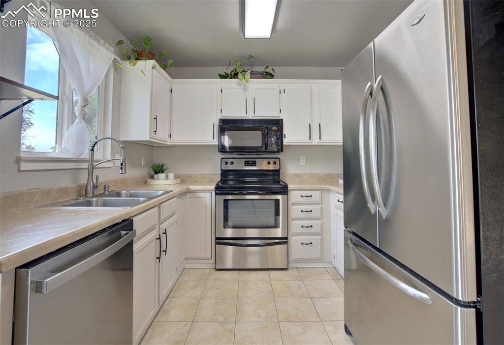 Image 8 of 29: Kitchen