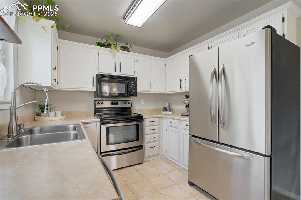 Image 9 of 29: Kitchen