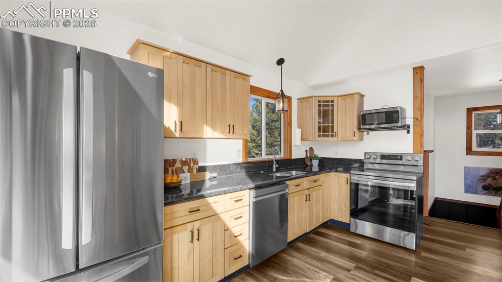 Image 10 of 42: Kitchen