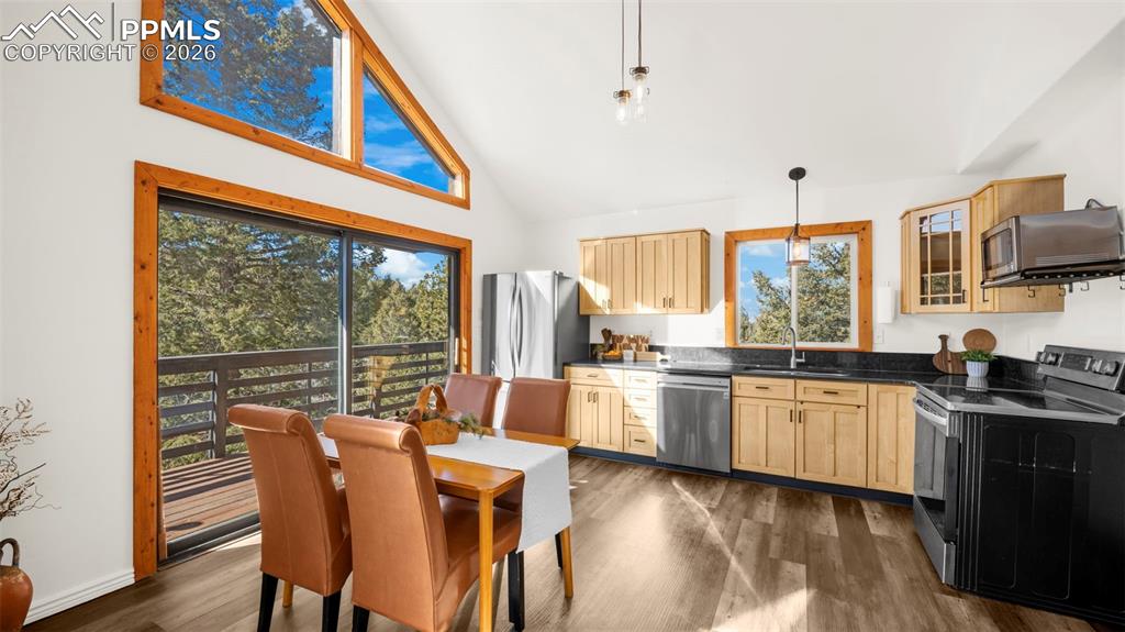 Image 13 of 42: Kitchen