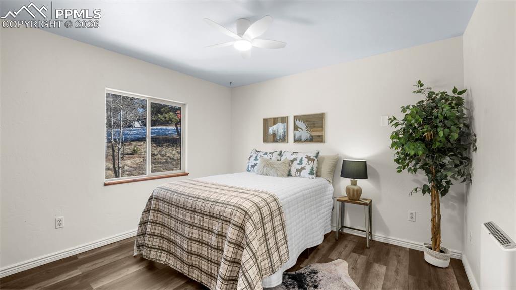 Image 18 of 42: Bedroom