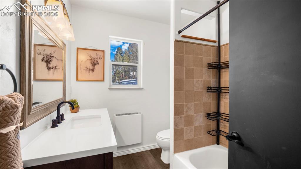 Image 21 of 42: Bathroom