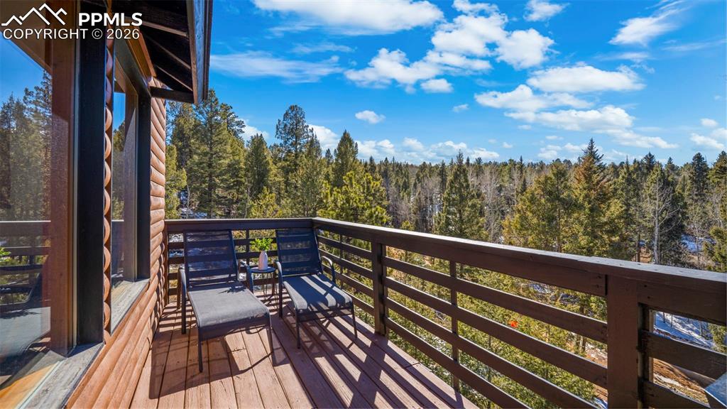 Image 22 of 42: Deck