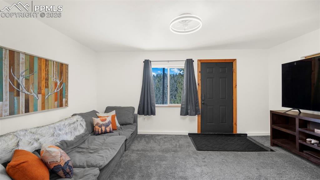 Image 27 of 42: Living Room