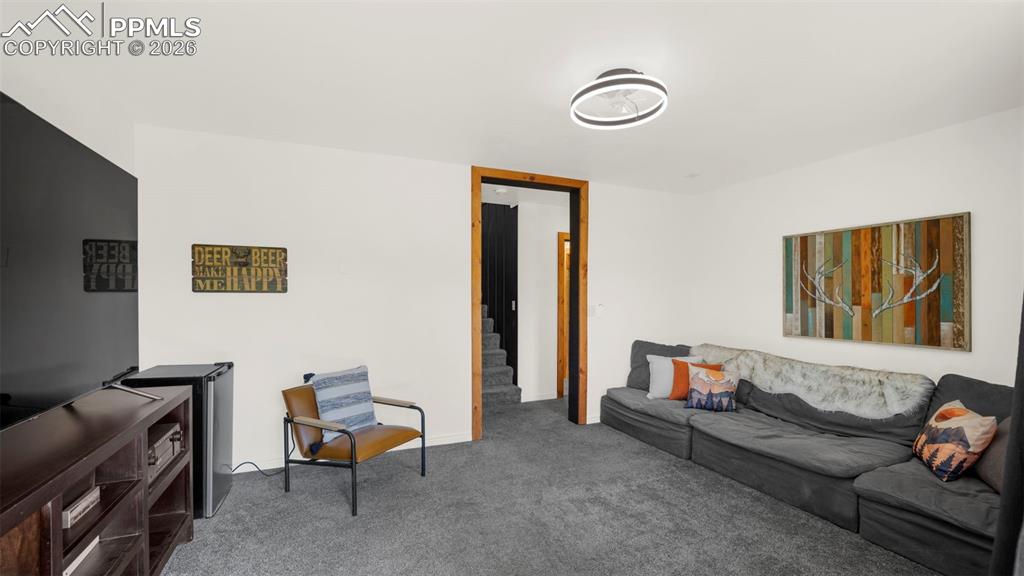 Image 28 of 42: Living Room