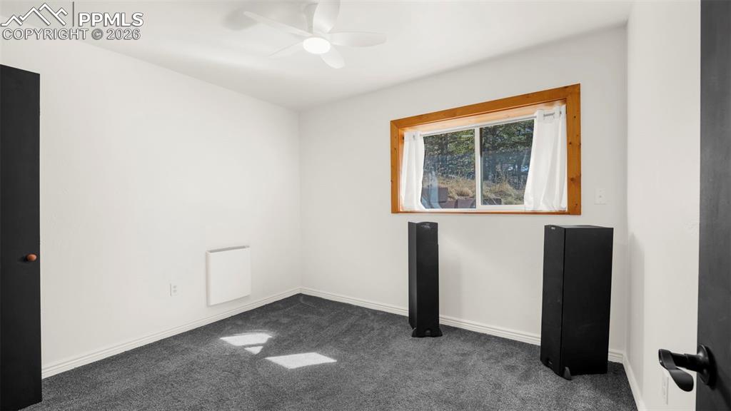 Image 31 of 42: Bedroom