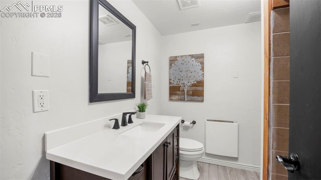 Image 32 of 42: Bathroom