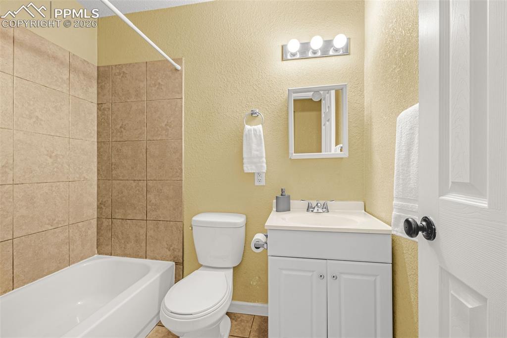 Image 13 of 21: Full bath in hallway