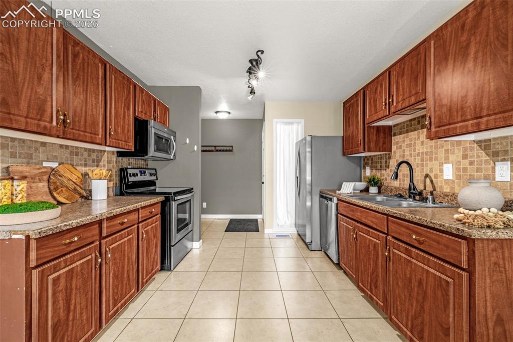 Image 6 of 21: Stainless steel appliances