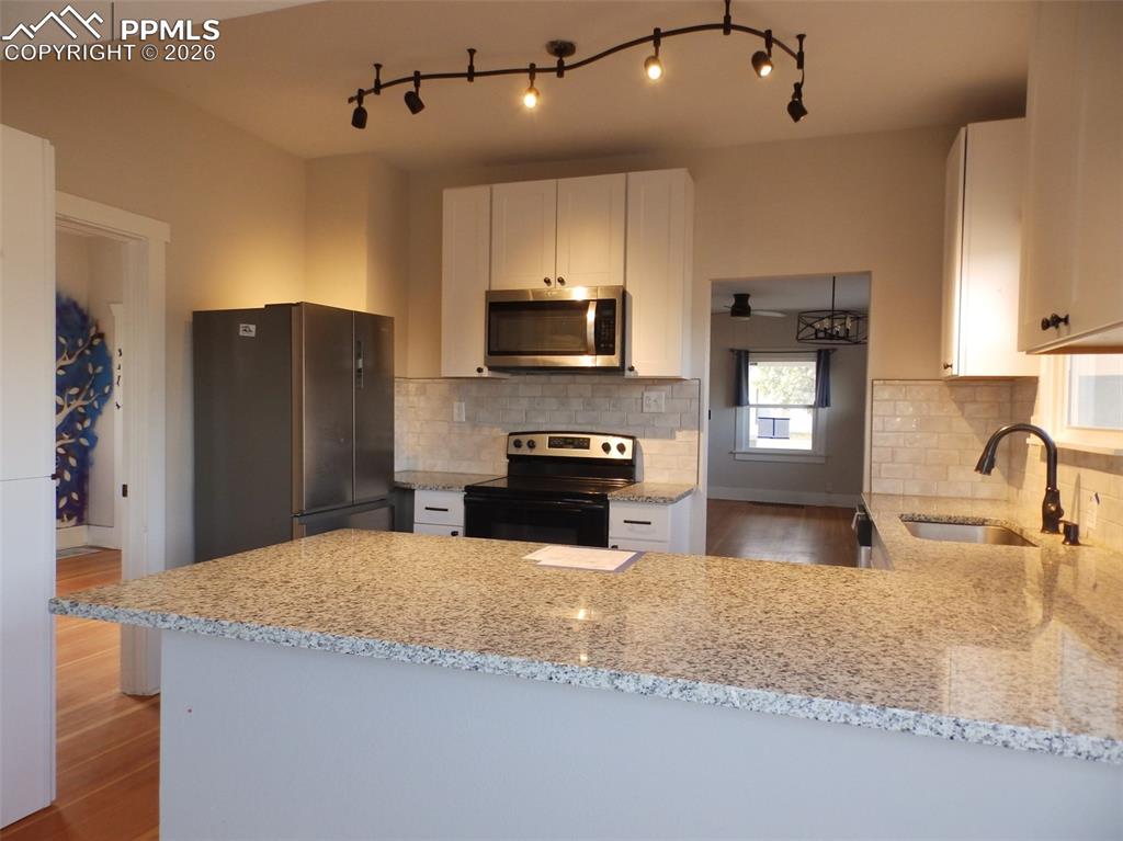 Image 11 of 16: Kitchen