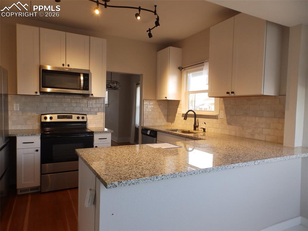 Image 12 of 16: Kitchen