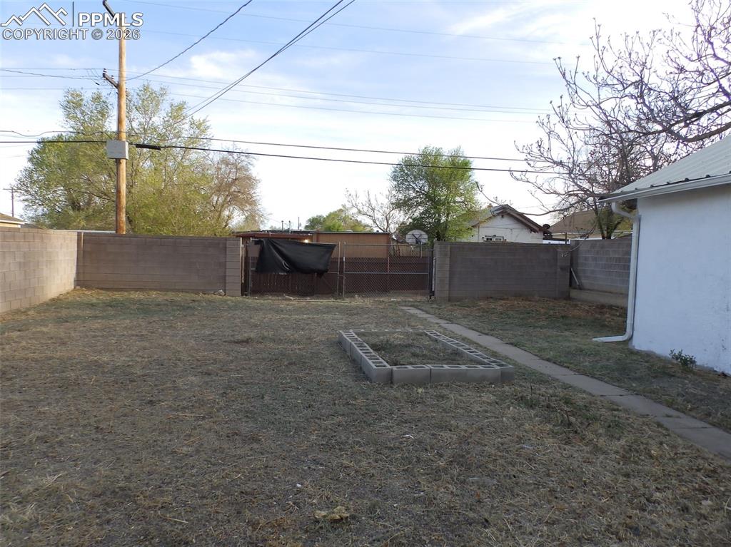 Image 7 of 16: Yard