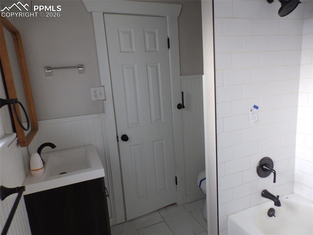 Image 9 of 16: Bathroom
