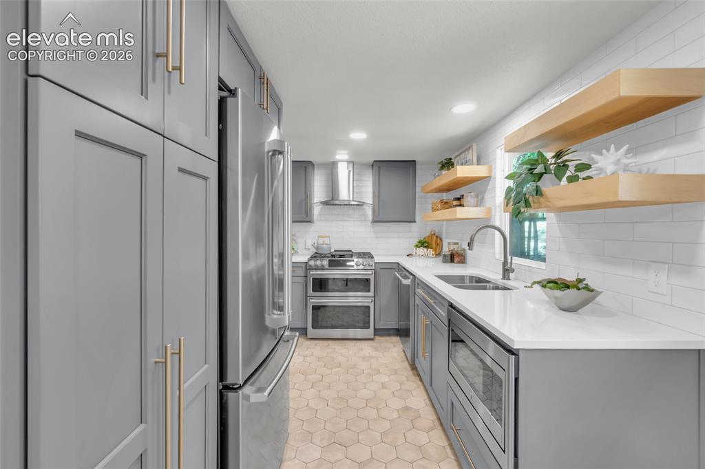 Image 14 of 47: Kitchen