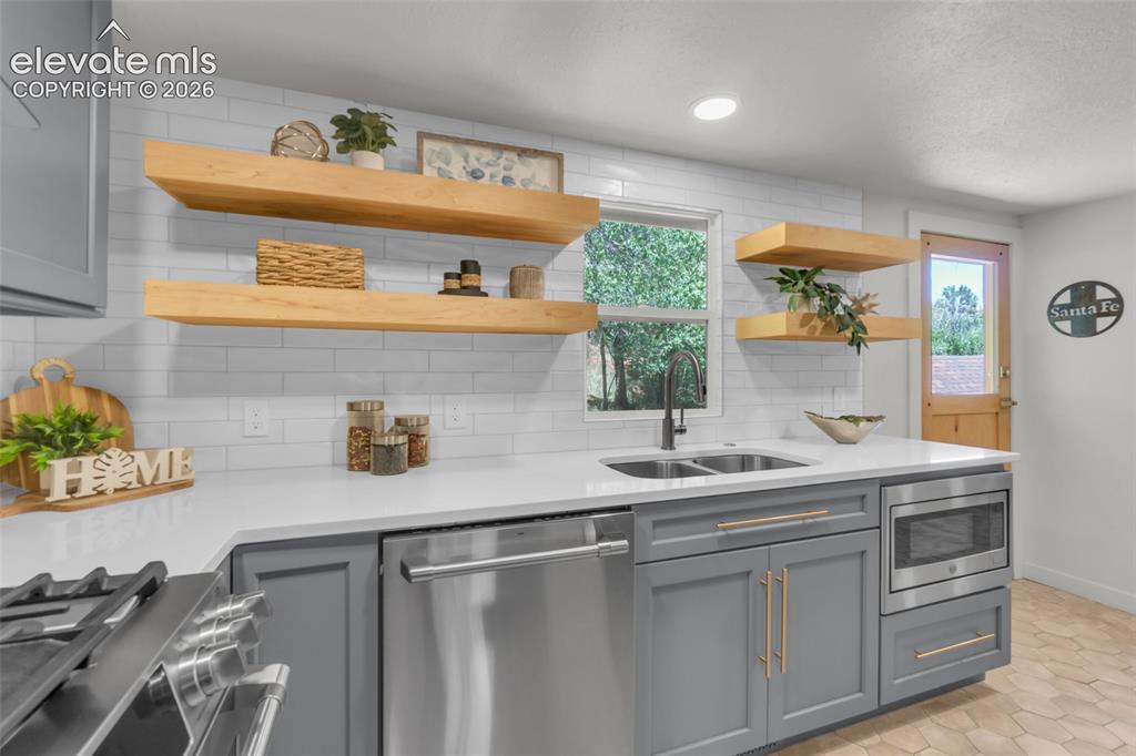 Image 16 of 47: Kitchen