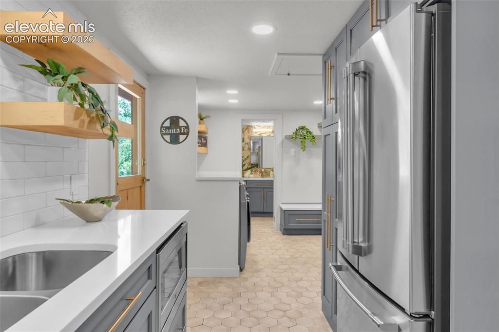 Image 17 of 47: Kitchen