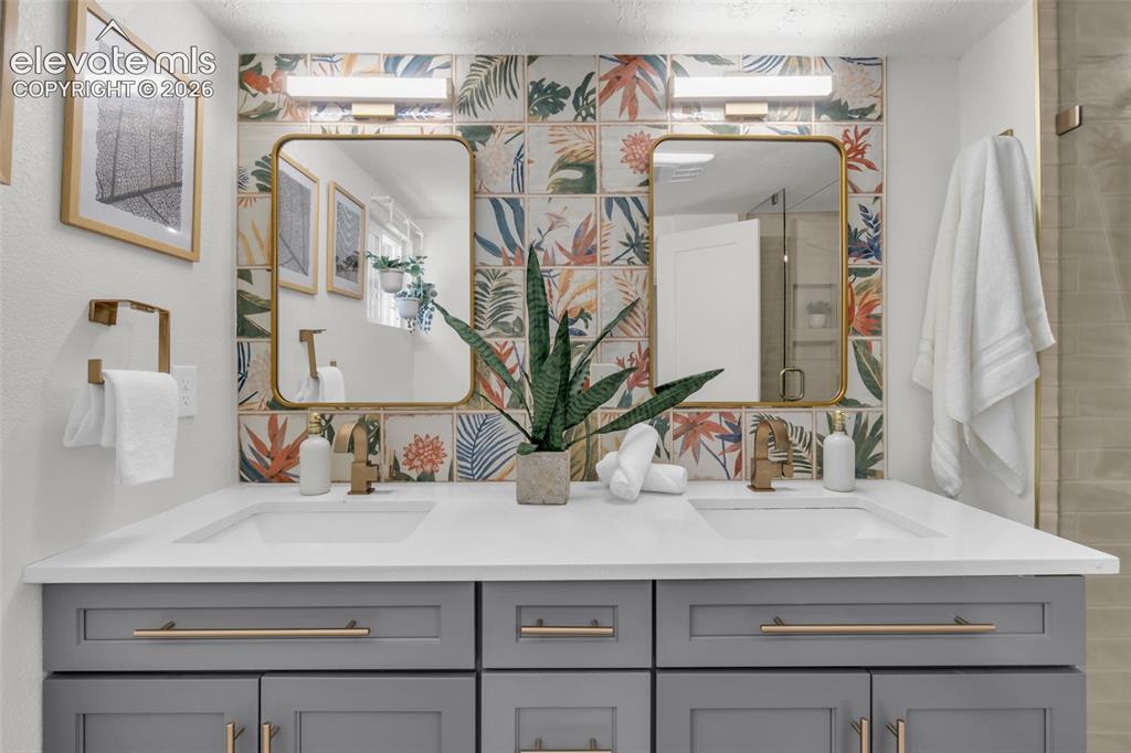 Image 21 of 47: Spa-inspired bathroom